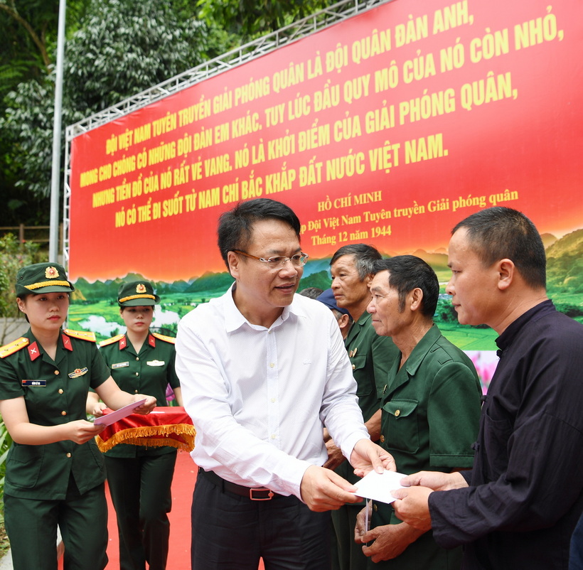 Đại diện PV GAS trao tặng các phần quà nghĩa tình cho các gia đình chính sách