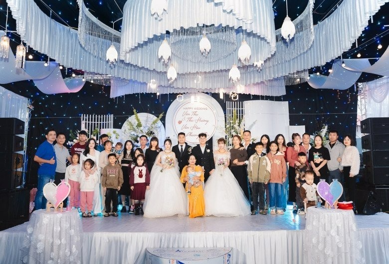 Đại gia đình sum họp trong đám cưới Thụ và Hậu. Ảnh: Tri thức và Cuộc sống.