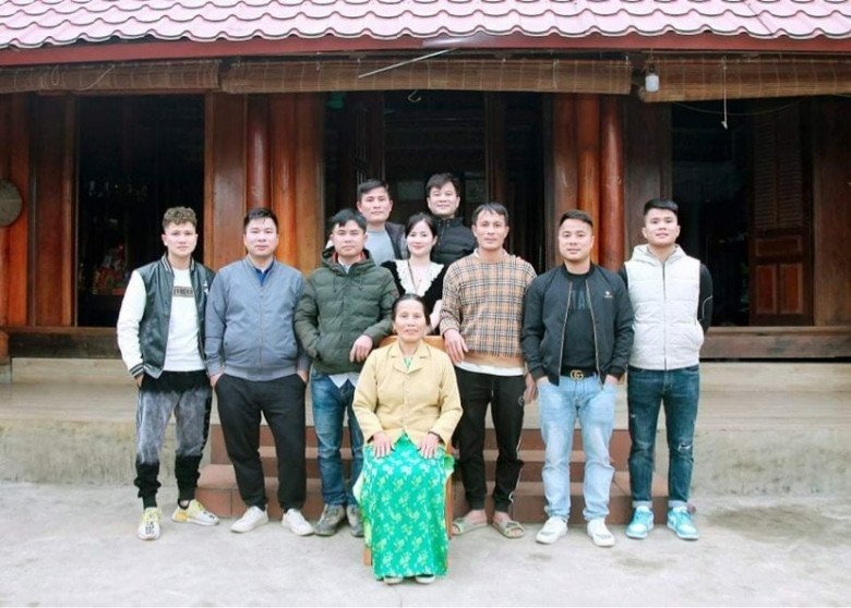 Mẹ và 9 anh chị em của Hậu. Ảnh: Tri thức và Cuộc sống.