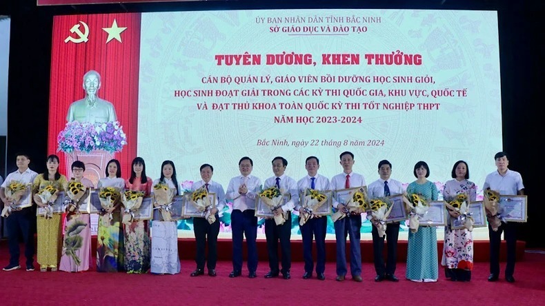 Bắc Ninh chi gần 5,2 tỷ khen học sinh đạt giải quốc gia, quốc tế và giáo viên bồi dưỡng các em. Ảnh: Báo Nhân dân.