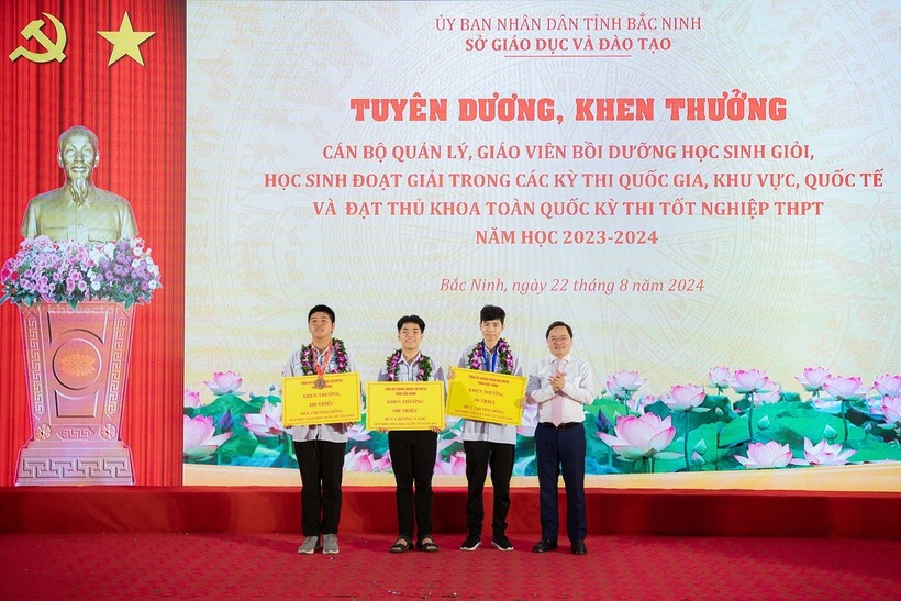 Bí thư Tỉnh ủy Bắc Ninh Nguyễn Anh Tuấn chúc mừng, trao thưởng tặng 3 học sinh đoạt giải quốc tế và khu vực. Ảnh: Báo Tuổi trẻ.