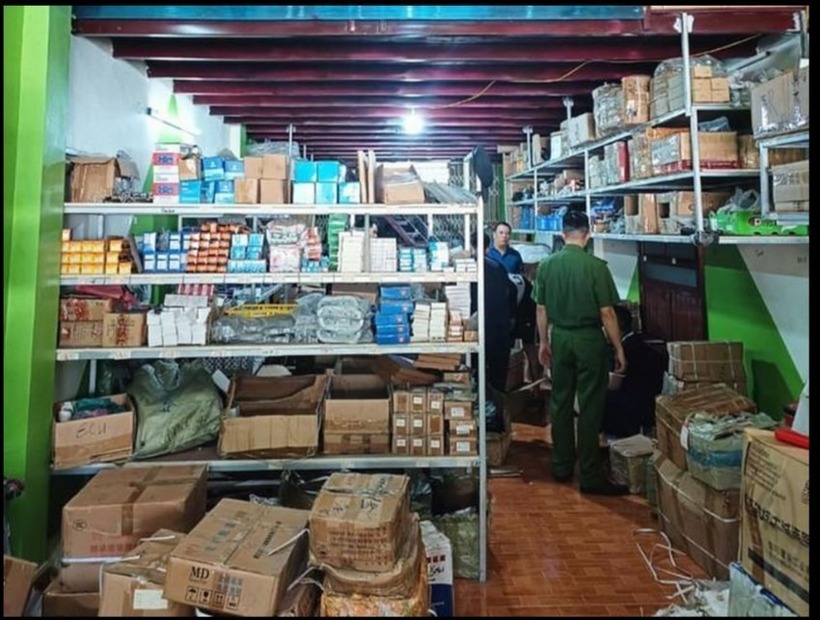 Lực lượng chức năng kiểm tra cơ sở kinh doanh có dấu hiệu vi phạm. Ảnh: Kinh tế & Đô thị