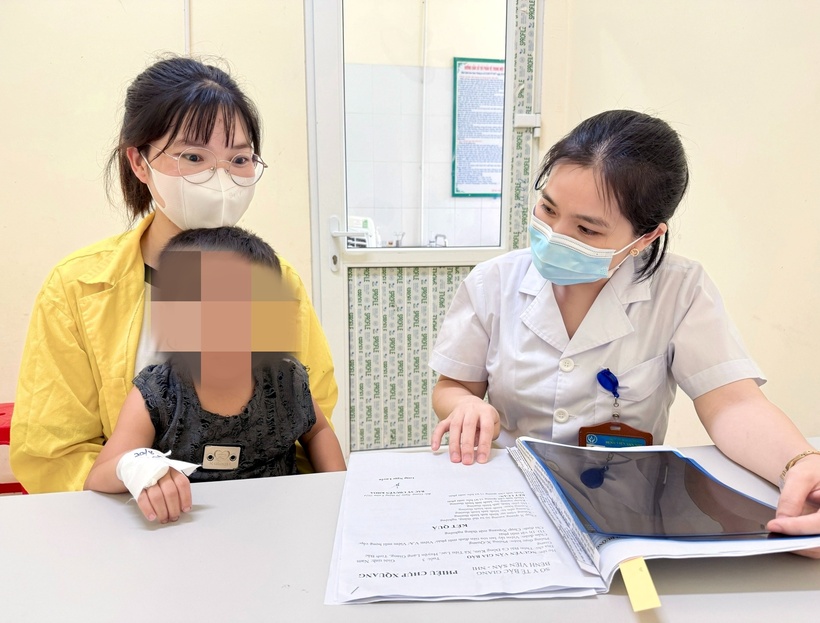 Trẻ tiếp tục được theo dõi và điều trị tại Khoa Liên Chuyên khoa cho tới khi sức khoẻ ổn định. Ảnh: BVCC.