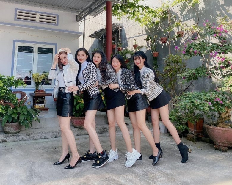 5 chị em Nhi lớn lên nhờ những thửa ruộng và mẹt bánh tráng của bố mẹ. Ảnh: Tri thức và Cuộc sống.