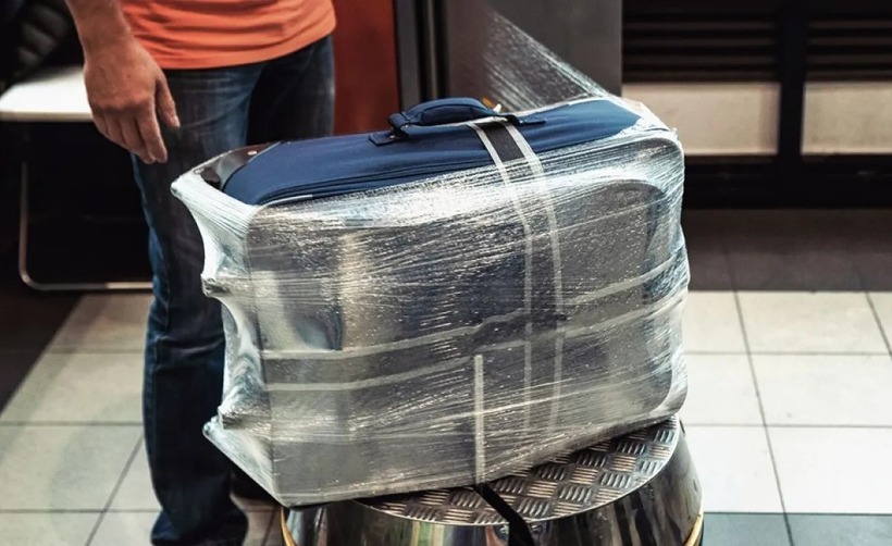 Bọc hành lý ký gửi bằng nilon là một hình ảnh quen thuộc tại các sân bay. Ảnh minh họa