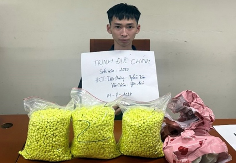 Đối tượng Trịnh Đức Chính cùng tang vật thu giữ. Ảnh: Giao Thông