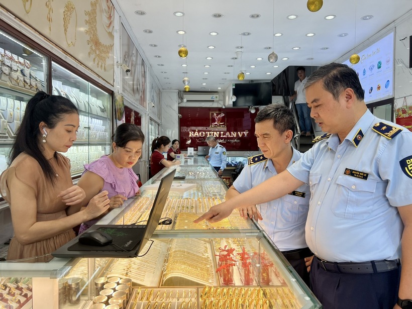 Lực lượng quản lý thị trường kiểm tra tại một cơ sở kinh doanh vàng trên địa bàn quận Cầu Giấy (Hà Nội) hồi tháng 4/2024. Ảnh: Tổng cục QLTT.