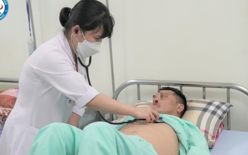 Bác sĩ thăm khám cho bệnh nhân. Ảnh: Gia đình & Xã hội