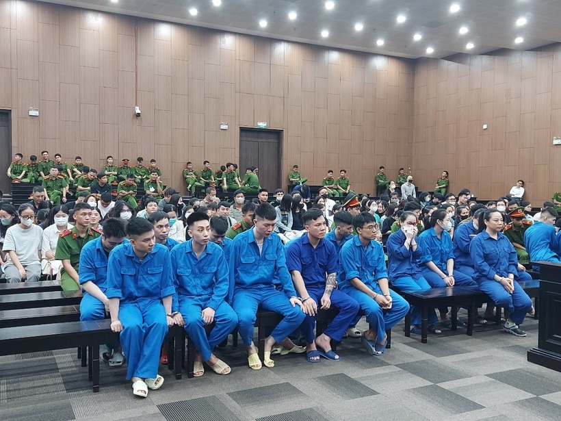 135 bị cáo trong vụ án liên quan ông trùm Li Zhao Qiang, đang bị TAND Hà Nội xét xử. Ảnh: VnExpres