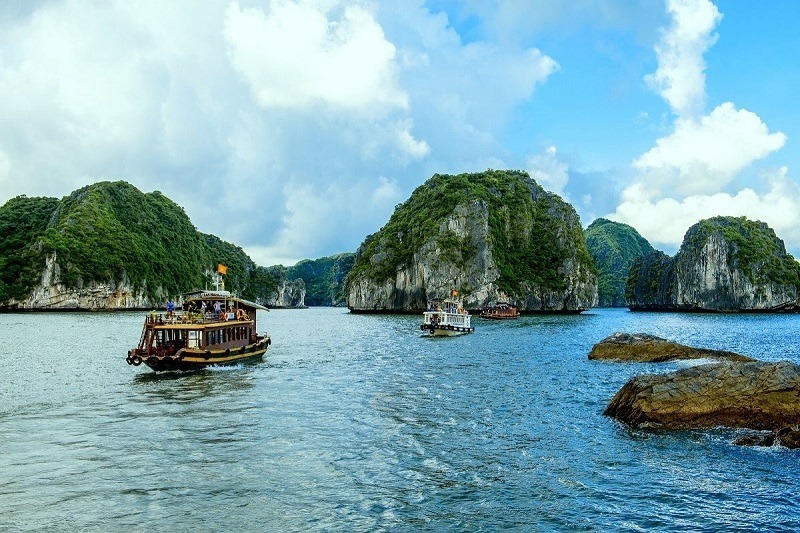 Vịnh Lan Hạ sở hữu hơn 400 hòn đảo lớn nhỏ tạo nên một vùng rộng lớn có diện tích hơn 7000 ha. Ảnh minh họa