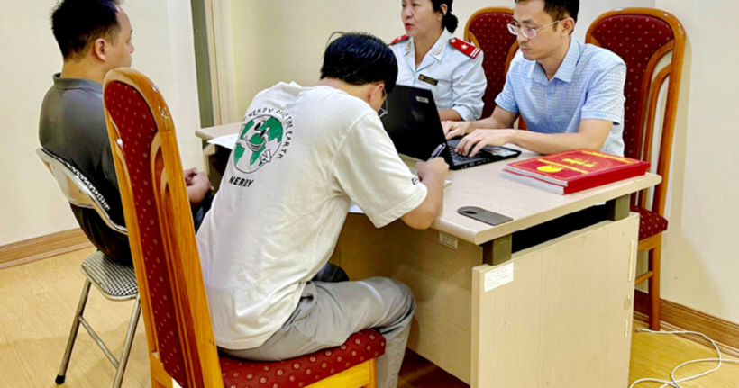Hai cá nhân bị xử phạt vì đăng tin sai sự thật về ca sĩ Nguyễn Trần Trung Quân. (Ảnh: Sở TT-TT Hà Nội)