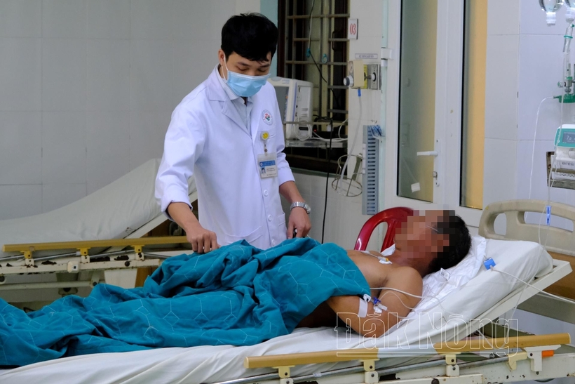 Ông Y.L (SN 1962) nhập viện sau khi ăn củ cây rừng. Ảnh: báo Đắk Nông