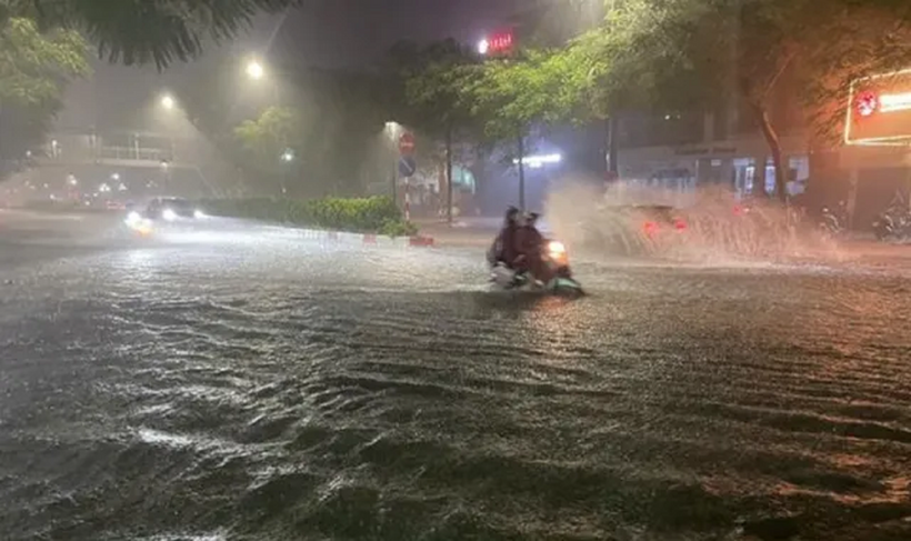 Đường Nguyễn Văn Cừ, quận Long Biên ngập sâu trong nước do mưa lớn. Ảnh: TTXVN