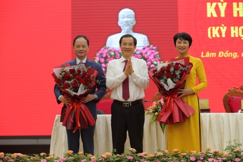 Quyền Bí thư Tỉnh ủy Lâm Đồng Nguyễn Thái Học chúc mừng tân Chủ tịch HĐND và Chủ tịch UBND tỉnh Lâm Đồng. Ảnh: Công an Nhân dân