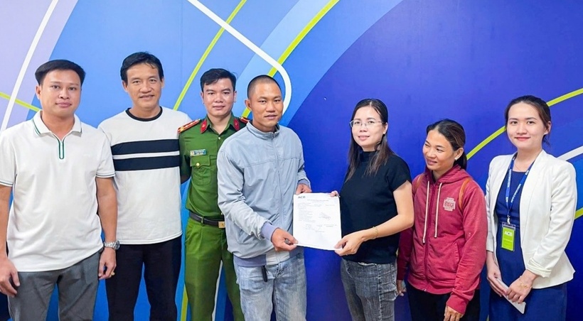 Anh Cao Bá Minh trao trả lại số tiền chị Lê Thị Kim Hoàng chuyển nhầm trước sự chứng kiến của cơ quan chức năng. (Ảnh: VOV)