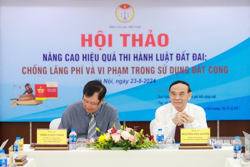 TS.Nguyễn Văn Quyền - Bí thư Đảng đoàn, Chủ tịch Hội Luật gia Việt Nam; TS.Trần Công Phàn - ĐBQH, Phó Chủ tịch, Tổng thư ký Hội Luật gia Việt Nam chủ trì Hội thảo.