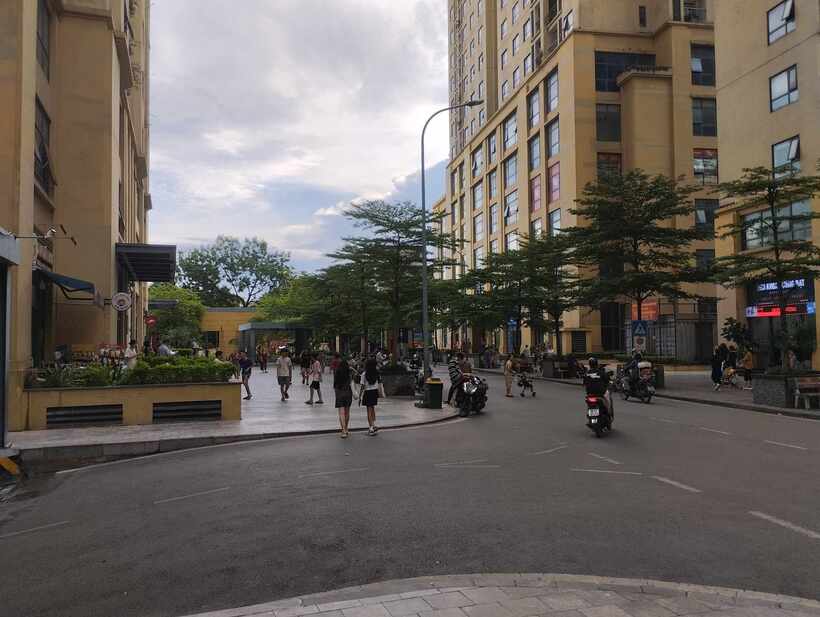 Người dân kể lại vụ người đàn ông đánh đập bé trai giữa sân chung cư ở Hà Nội - 1