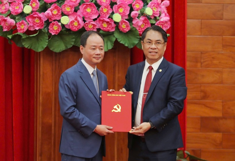Ông Trần Hồng Thái (phía trái ảnh) nhận quyết định từ Ban Tổ chức Trung ương. Ảnh: Tuổi Trẻ