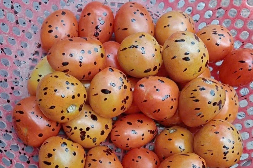 Nhiều hàng hóa của người dân dính bẩn sau sự cố. Ảnh: Dân trí