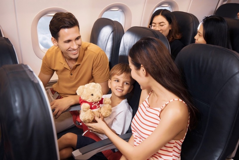 Việc di chuyển bằng máy bay cùng trẻ nhỏ có thể là một trải nghiệm thú vị nhưng cũng đầy thách thức đối với các bậc phụ huynh. Ảnh minh họa