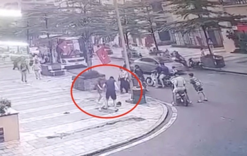 Bé trai bị người đàn ông tát, đá liên tục vào người. Ảnh: Tiền Phong