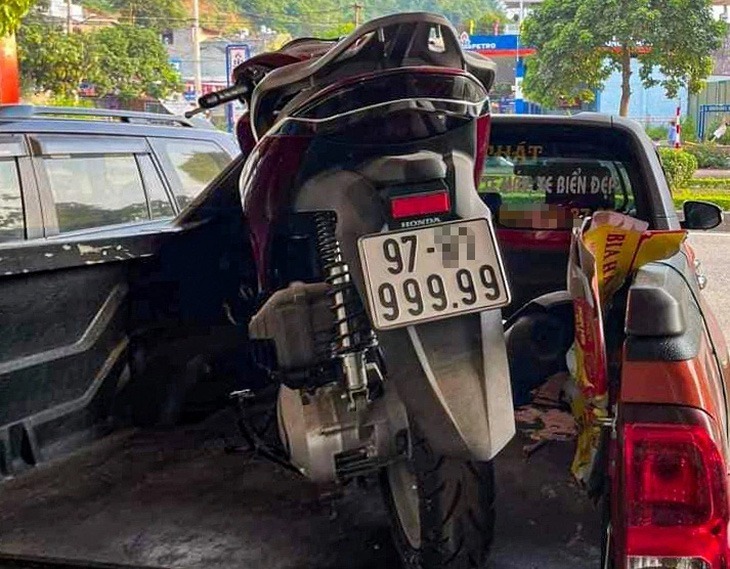 Chiếc xe gắn biển số ngũ quý 9. Ảnh: Tuổi Trẻ