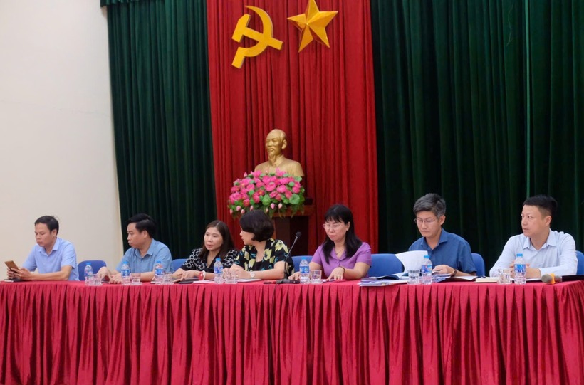 Đại diện UBND quận Nam Từ Liêm và Phòng GD&ĐT trả lời phụ huynh. Ảnh: VietNamnet
