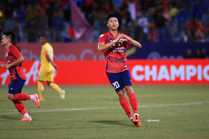 Phan Văn Đức là cầu thủ ghi bàn mở tỷ số vào lưới Buriram. Ảnh: VietNamNet