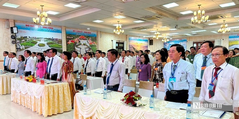 Nghi thức chào cờ. (Ảnh: Trọng Nghĩa).