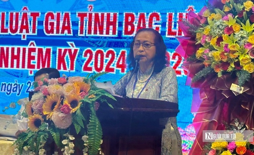 Luật gia Ngô Thị Kim Hằng, Phó Chủ tịch Hội Luật gia tỉnh Bạc Liêu khóa V, nhiệm kỳ 2019-2024, báo cáo tóm tắt tổng kết công tác khóa V, nhiệm kỳ 2019-2024. (Ảnh: Trọng Nghĩa).