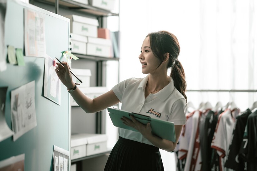 Trong MV, nàng thơ Zoe Như Quỳnh trở thành nhà thiết kế thời trang thể thao.