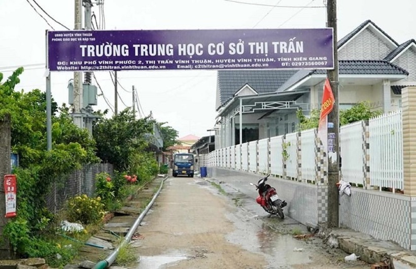Lối vào Trường THCS Thị Trấn tại điểm học mới ở khu phố Vĩnh Phước 2. Ảnh: Tiền Phong