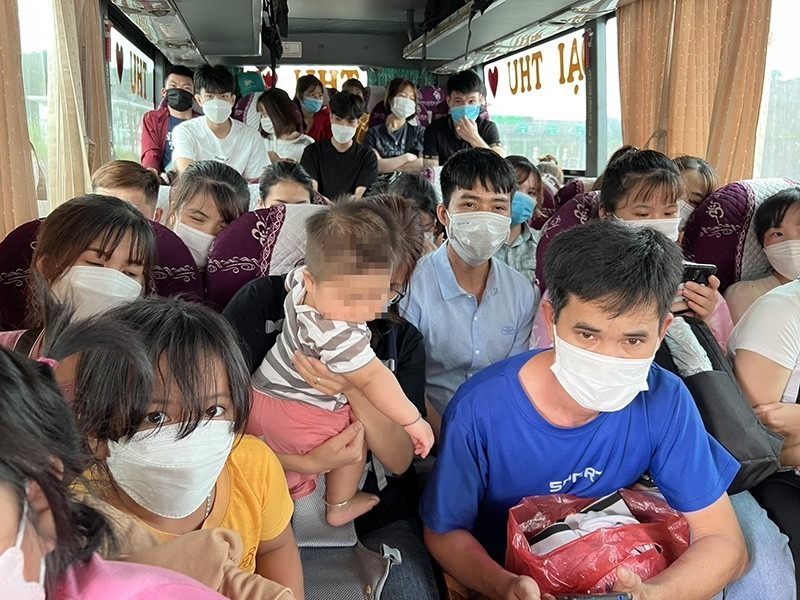 Việc chở quá số người quy định không chỉ vi phạm pháp luật mà còn đe dọa trực tiếp đến an toàn của cả hành khách và những người tham gia giao thông khác. Ảnh minh họa