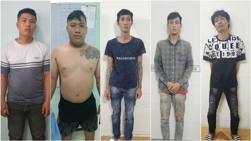 5 đối tượng cầm hung khí đánh dằn mặt nữ chủ vựa cá. Ảnh: Báo Lao Động