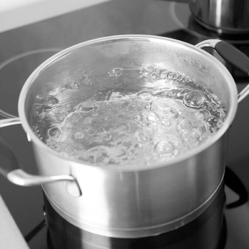 Đun sôi nước là cách đơn giản và hiệu quả để loại bỏ vi khuẩn và một số chất ô nhiễm. Tuy nhiên, việc đun lại nước sôi nhiều lần lại tiềm ẩn những nguy hại không ngờ