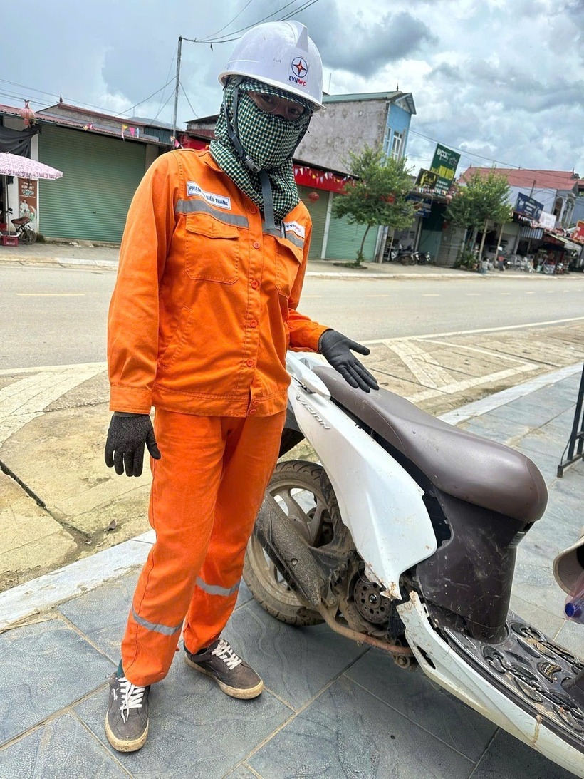Chị Trang với chiếc xe máy của mình. Ảnh: Dân Trí