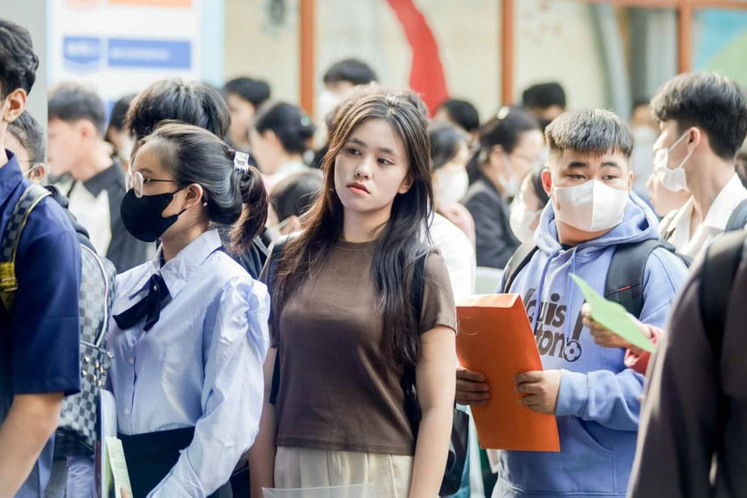Tân sinh viên làm thủ tục nhập học tại Trường đại học Công Thương TP.HCM. (Ảnh: Tuổi trẻ)