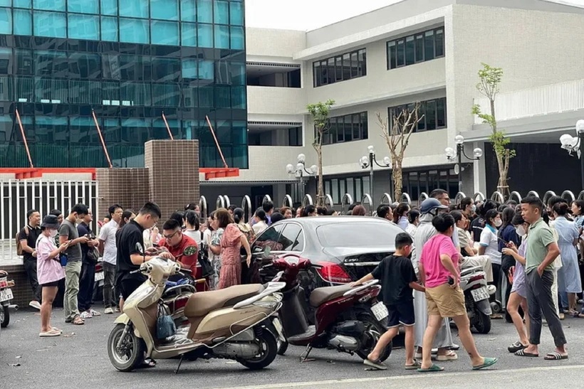 Phụ huynh học sinh tập trung tại Trường Tiểu học Tây Mỗ 3. Ảnh: hanoionline/Vietnamplus