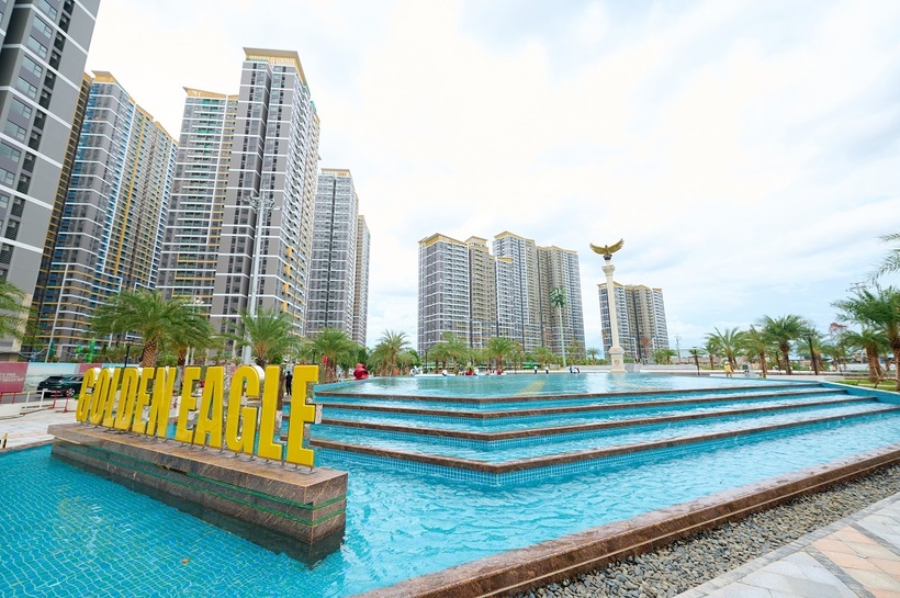 Quảng trường Golden Eagle lấy cảm hứng từ cánh đại bàng tung bay, biểu tượng cho chất sống Mỹ tại The Beverly Solari