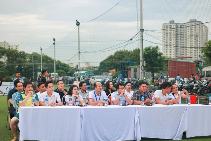 Các đại biểu tham dự lễ khai mạc.