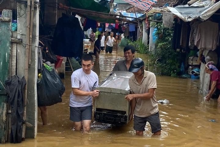 Người dân TP Cao Bằng di dời tài sản khỏi vùng ngập. Ảnh: VietNamNet