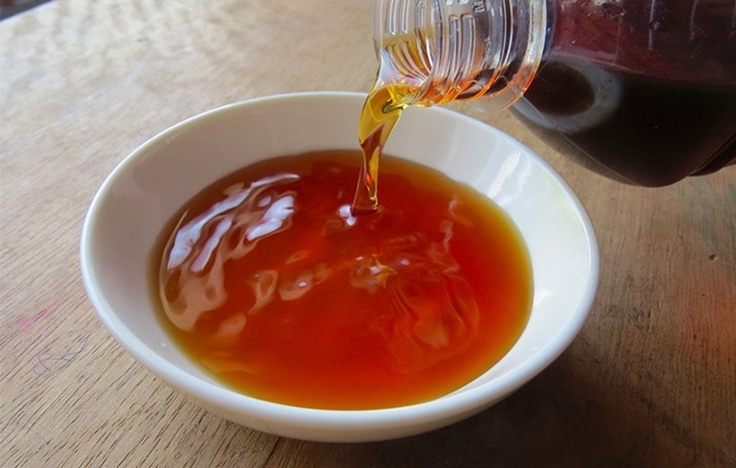 Ăn quá nhiều muối, kể cả từ nước mắm, có thể gây tăng huyết áp thai kỳ, một tình trạng nguy hiểm có thể ảnh hưởng đến cả mẹ và thai nhi. Ảnh minh họa