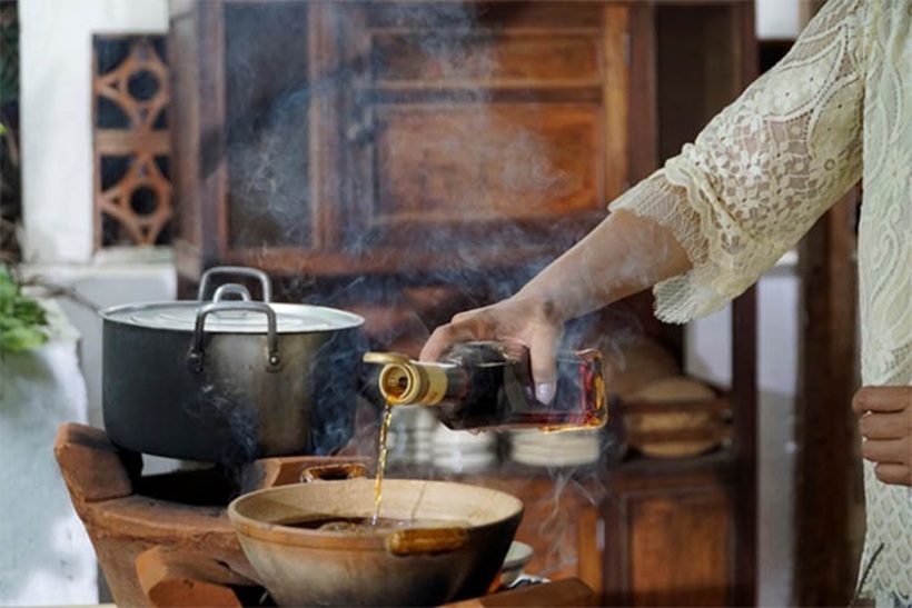 Nước mắm là gia vị quen thuộc trong đời sống hàng ngày. Ảnh minh họa
