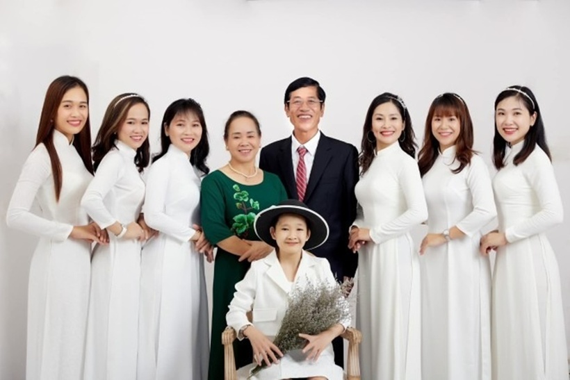 Đại gia đình có tới 8 người phụ nữ, một người đàn ông. Ảnh: Tri thức và Cuộc sống.
