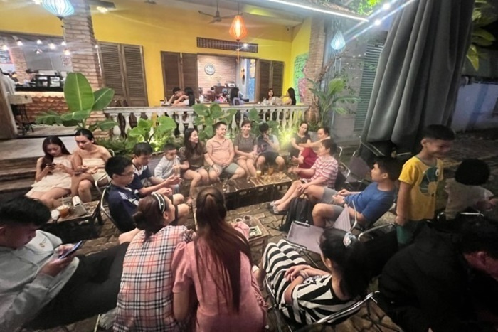 Mỗi dịp cả nhà đi chơi, đi ăn hay uống cà phê chẳng khác nào bao cả quán vì số người quá đông. Ảnh: Tri thức và Cuộc sống.