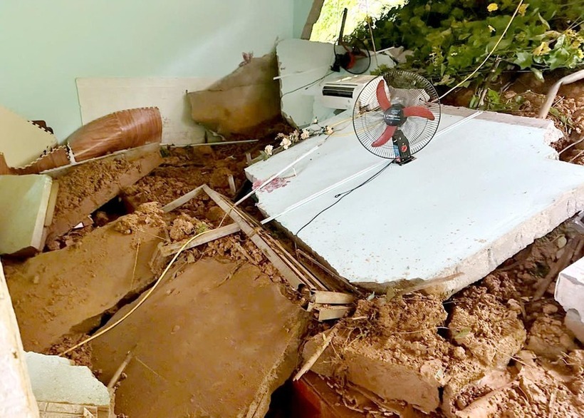 Hiện trường vụ sạt lở đất làm đổ sập tường nhà tại thị trấn Vĩnh Tuy khiến 2 người bị thương. Ảnh: Giáo dục & Thời đại