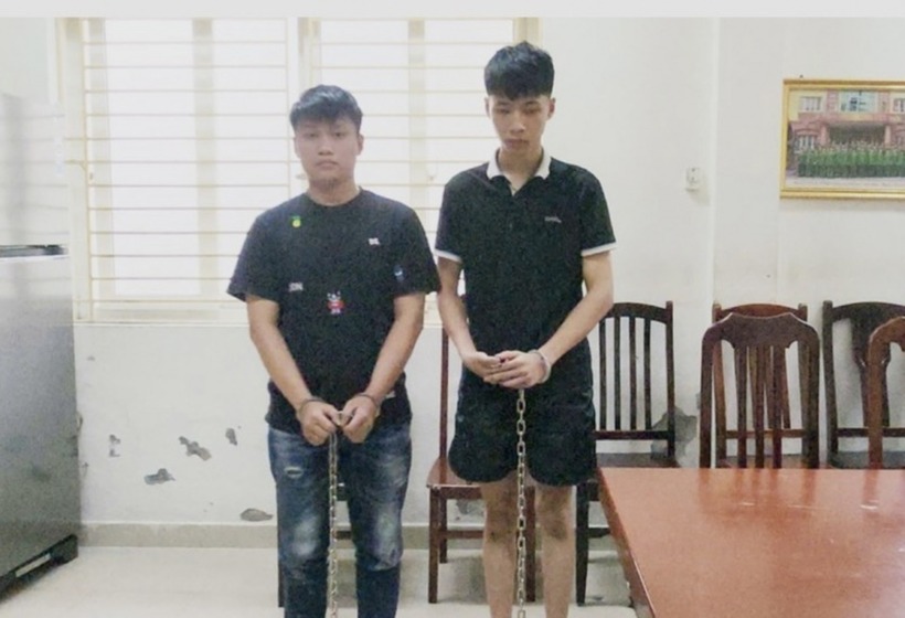 Hai đối tượng Vũ Nam Giang và Trần Việt An tại cơ quan công an. Ảnh: Gia Đình & Xã hội