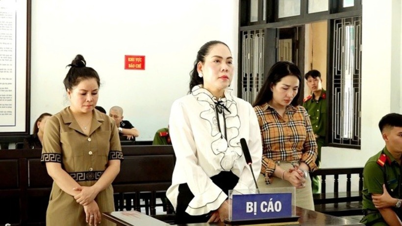 Các bị cáo tại phiên toà xét xử. Ảnh: Dân Việt