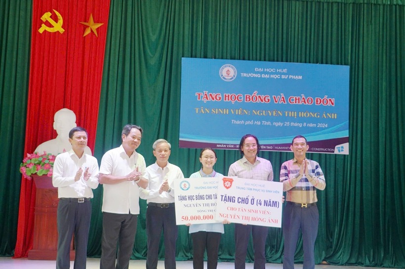 Ban lãnh đạo Trường Đại học Sư phạm Huế đã trao học bổng trị giá 50 triệu đồng cho em Nguyễn Thị Hồng Ánh. Ảnh: Vietnamnet.