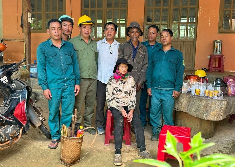 Lực lượng chức năng tìm thấy vợ chồng ông K'Nêm và bà Ka Dái bị lạc trong rừng. Ảnh: Báo Nhân Dân